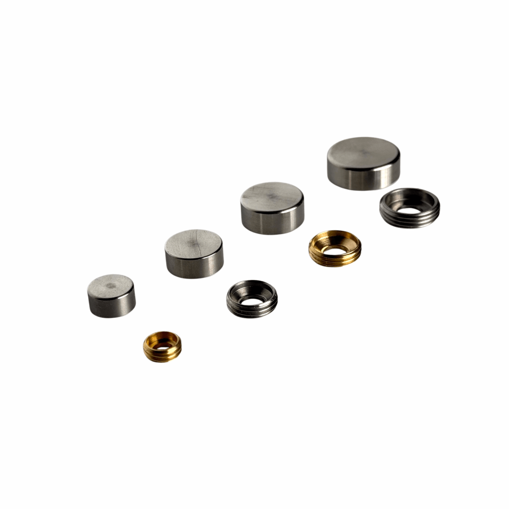 Schraubenkappen Edelstahl Gettorf in 4 Größen <br>- Kopfhöhe 5 mm <br>- flacher Kopf<br>- Ø 10, 13, 15, 18 mm <br>- Bohrung: immer 4 mm