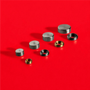 Schraubenkappen Edelstahl Gettorf in 4 Größen <br>- Kopfhöhe 5 mm <br>- flacher Kopf<br>- Ø 10, 13, 15, 18 mm <br>- Bohrung: immer 4 mm