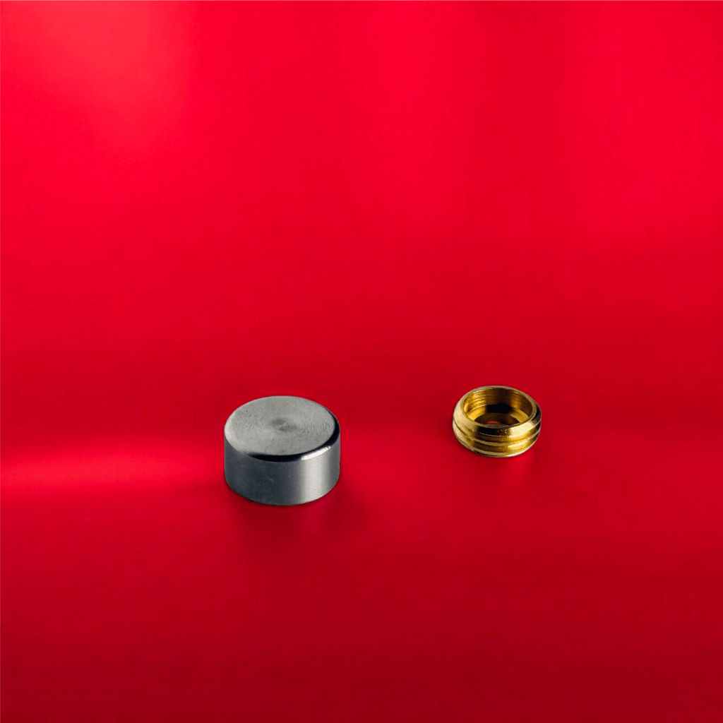 Schraubenkappen Edelstahl Gettorf in 4 Größen <br>- Kopfhöhe 5 mm <br>- flacher Kopf<br>- Ø 10, 13, 15, 18 mm <br>- Bohrung: immer 4 mm