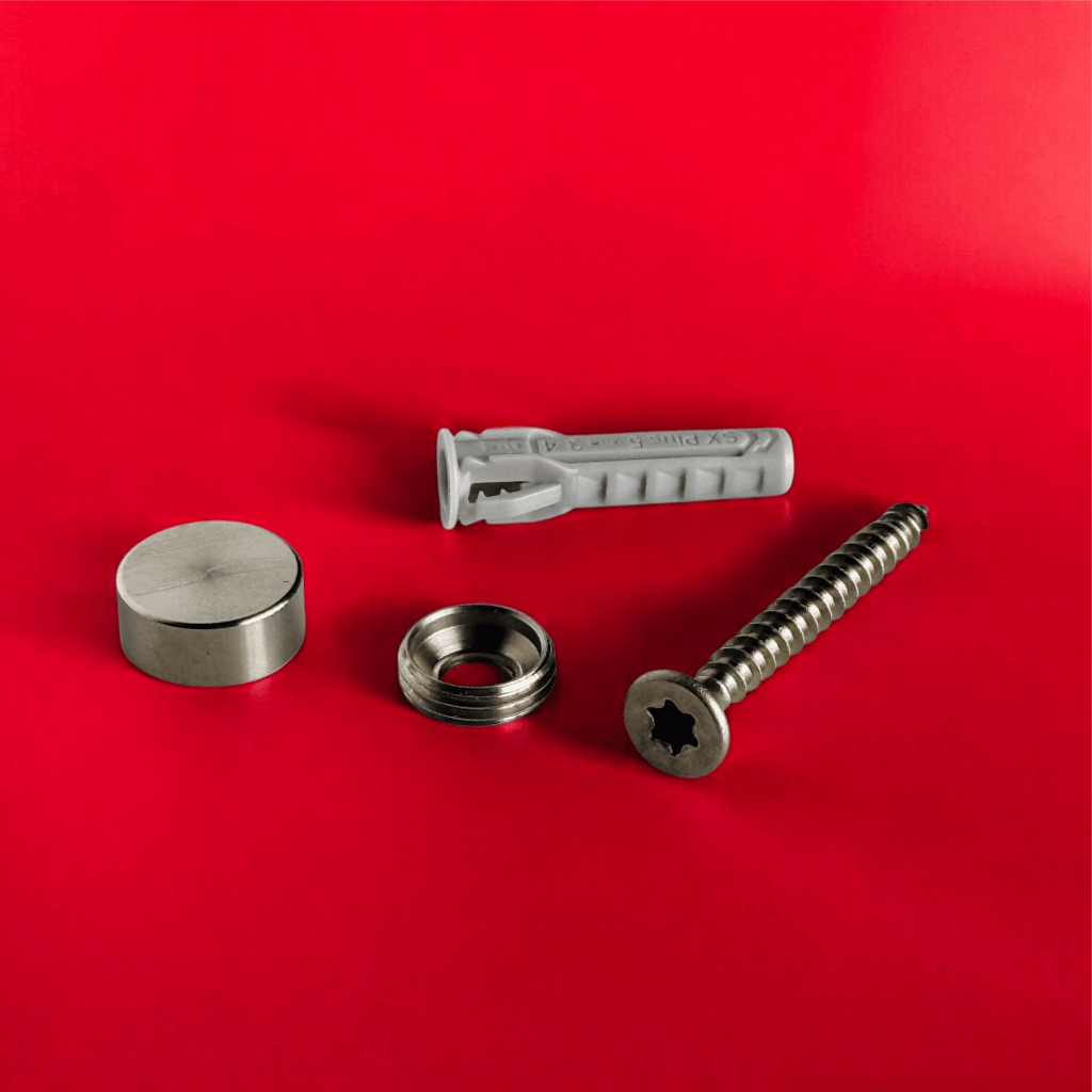 Schraubenkappen Edelstahl Gettorf in 4 Größen <br>- Kopfhöhe 5 mm <br>- flacher Kopf<br>- Ø 10, 13, 15, 18 mm <br>- Bohrung: immer 4 mm