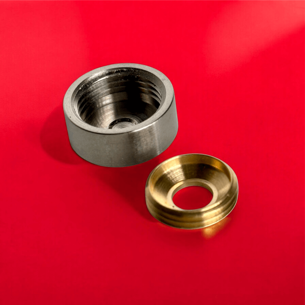 Schraubenkappen Edelstahl Gettorf in 4 Größen <br>- Kopfhöhe 5 mm <br>- flacher Kopf<br>- Ø 10, 13, 15, 18 mm <br>- Bohrung: immer 4 mm