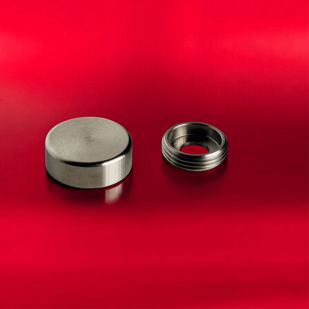 Schraubenkappen Edelstahl Gettorf in 4 Größen <br>- Kopfhöhe 5 mm <br>- flacher Kopf<br>- Ø 10, 13, 15, 18 mm <br>- Bohrung: immer 4 mm