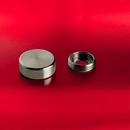 Schraubenkappen Edelstahl Gettorf in 4 Größen <br>- Kopfhöhe 5 mm <br>- flacher Kopf<br>- Ø 10, 13, 15, 18 mm <br>- Bohrung: immer 4 mm